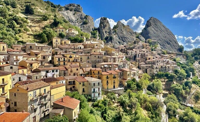 Castelmezzano: Un Gioiello Incastonato nelle Dolomiti Lucane